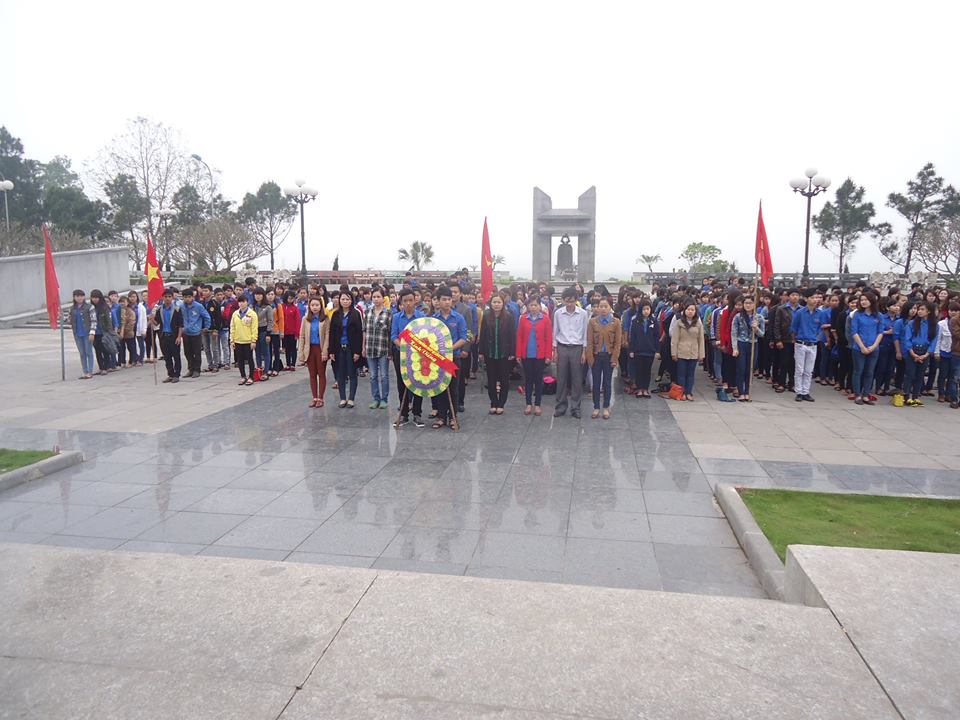 Đoàn thanh niên: Dâng hương báo công tại Nghĩa trang Liệt sỹ Quốc gia Đường 9 nhân ngày 26/3